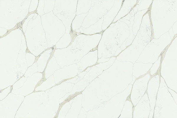 Кухонный остров из кварцевого агломерата AlephStone Calacatta Spring с белым фоном и прожилками