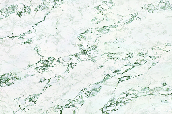 Кухонный остров из кварцевого агломерата AlephStone Arabescato Irish с белым фоном и прожилками